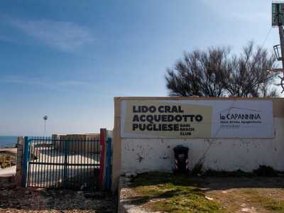 Dal Trullo in poi l�arteria costiera cambia nome: da via Di Cagno Abbrescia si trasforma in via Alfredo Giovine e conclude la sua corsa davanti a un altro stabilimento: il Lido Cral AQP. Riservato ai dipendenti dell�Acquedotto � qui dall�inizio degli anni 50